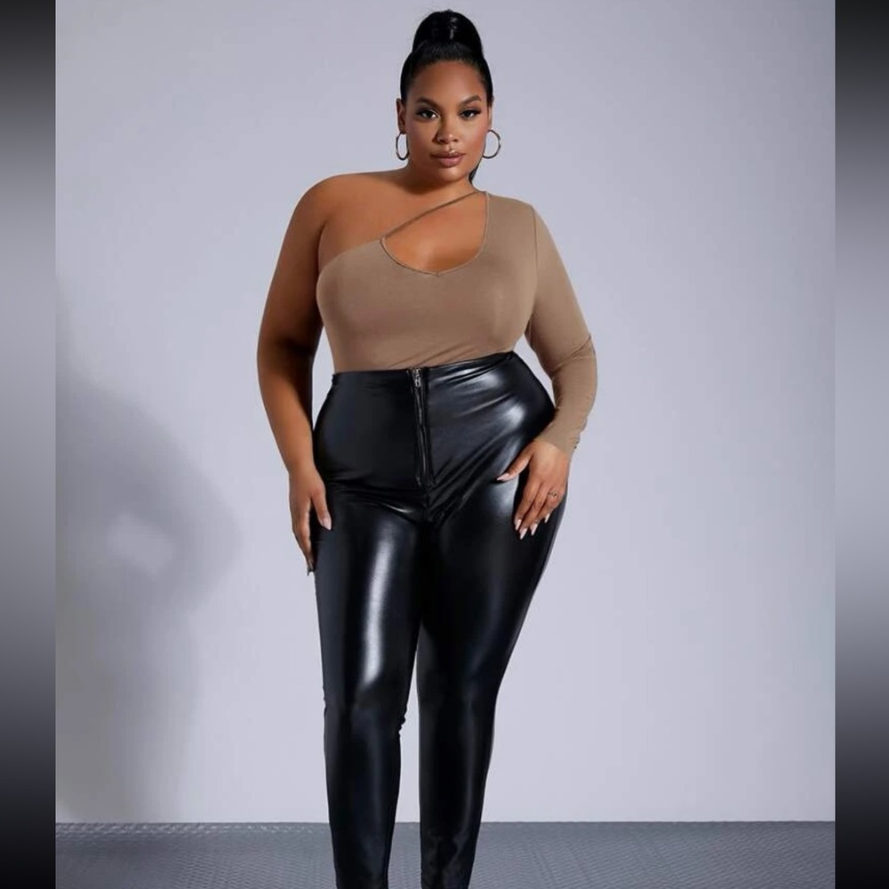 One shoulder strap detail bodysuit